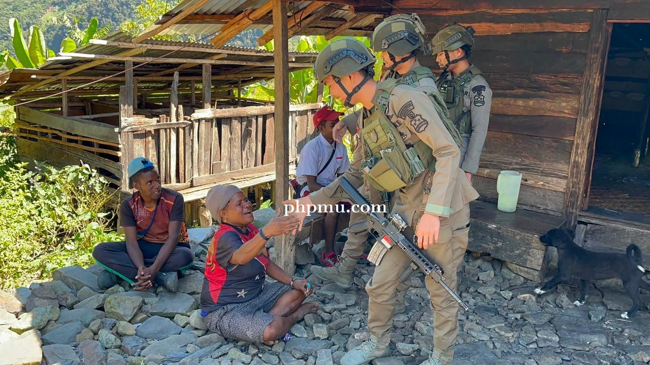 Patroli Humanis Satgas Kepolisian Ops Damai Cartenz di Puncak Jaya Pererat Kedekatan dengan Masyarak