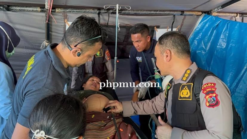 Secercah Harapan di Tenda Pengungsian: Ibu Korban Gempa Flores Melahirkan dengan Selamat Dibantu Dok
