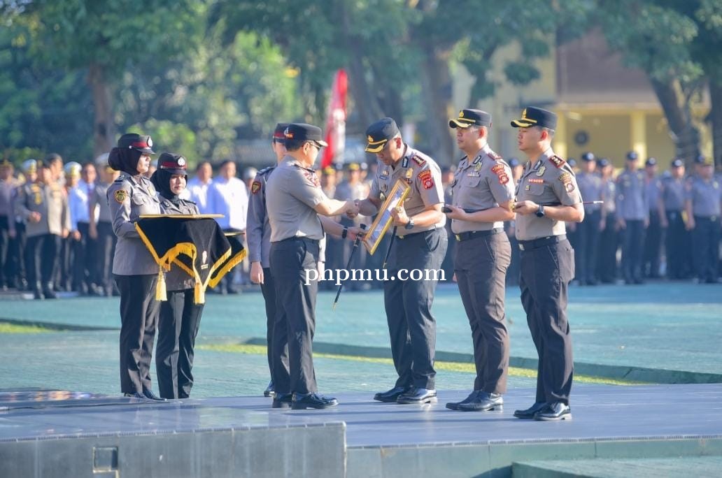 Kapolda Gorontalo Serahkan Penghargaan Kapolri, Tiga Polres Raih Kategori Pelayanan Prima