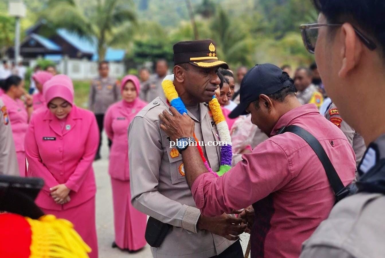 Ada Jutaan Kisah di Raja Ampat, Tangis Haru Iringi Pelepasan AKBP Jems Oktovianus Tegai ke Tempat Tu