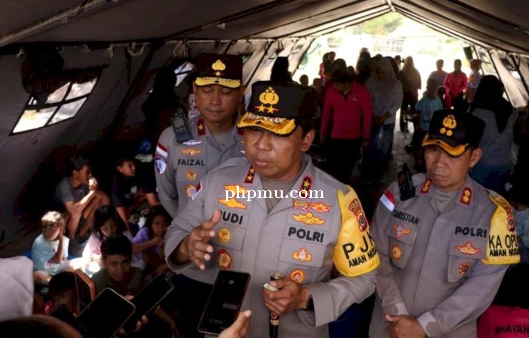 Hadir di Tengah Pemulihan, Polri Siaga 24 Jam: Jaga Rumah Warga dan Bersihkan Puing Pascagempa Flore