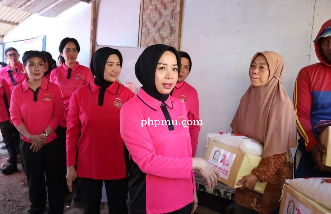Kapolda Jabar dan Ketua Bhayangkari Daerah Salurkan Bantuan Sosial untuk Masyarakat Nelayan Panganda