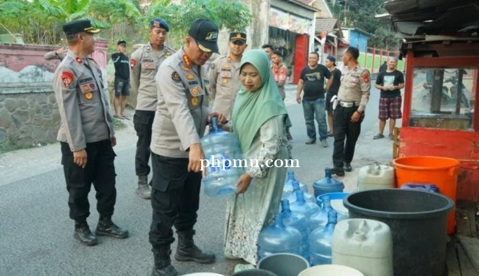 Polda Jabar Salurkan Bantuan Air Bersih dan Sembako untuk Warga Terdampak Kemarau di Gunung Geulis S