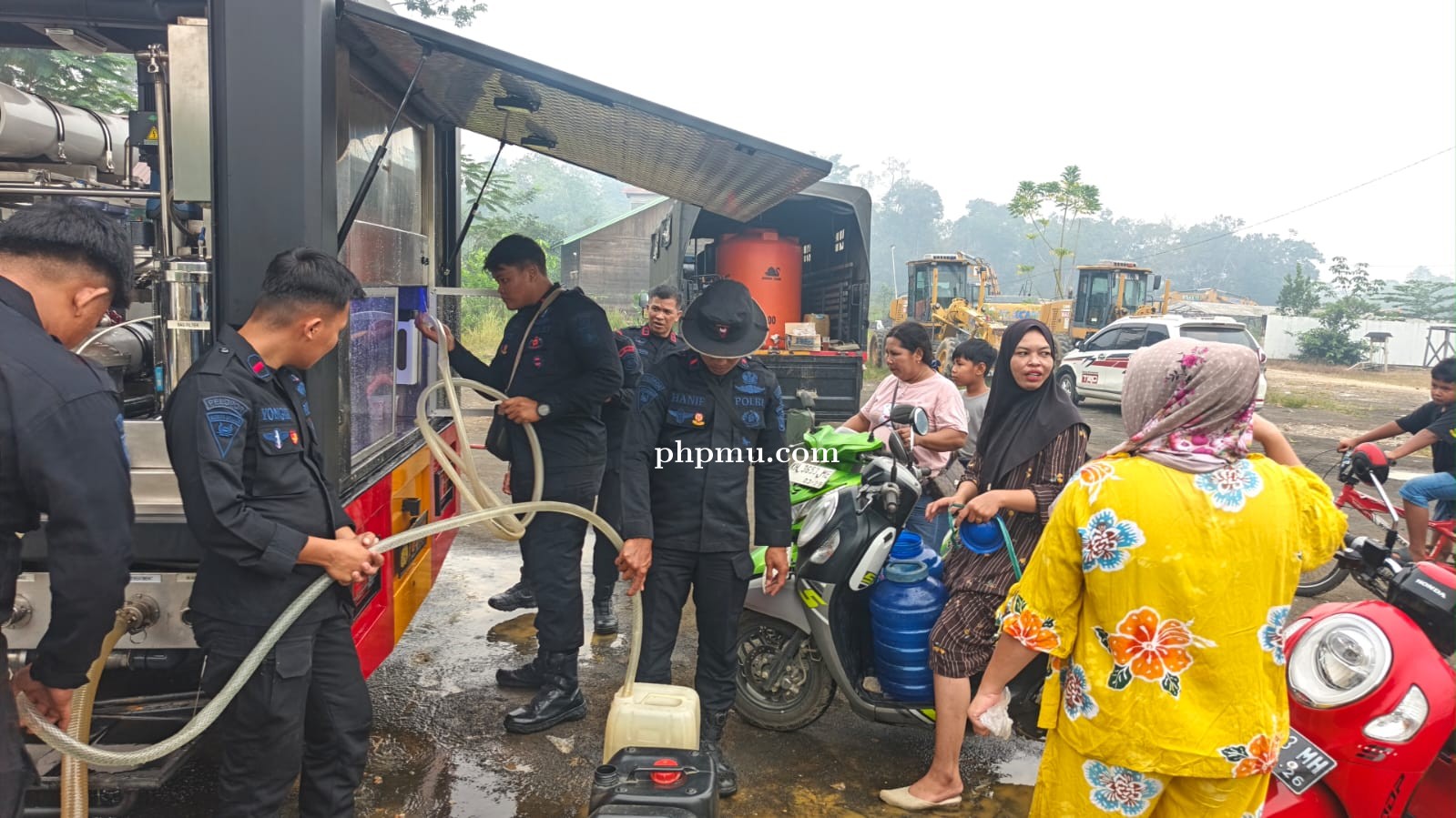 Brimob Kalteng Salurkan Air Bersih untuk Warga Desa Danau Usung