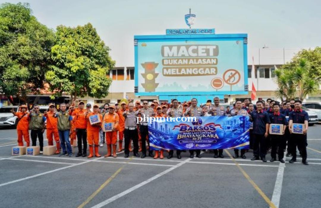 Tebar Kepedulian Jelang HUT ke-71 Lalu Lintas, Korlantas Polri Bagikan Sembako ke Petugas PPSU hingg