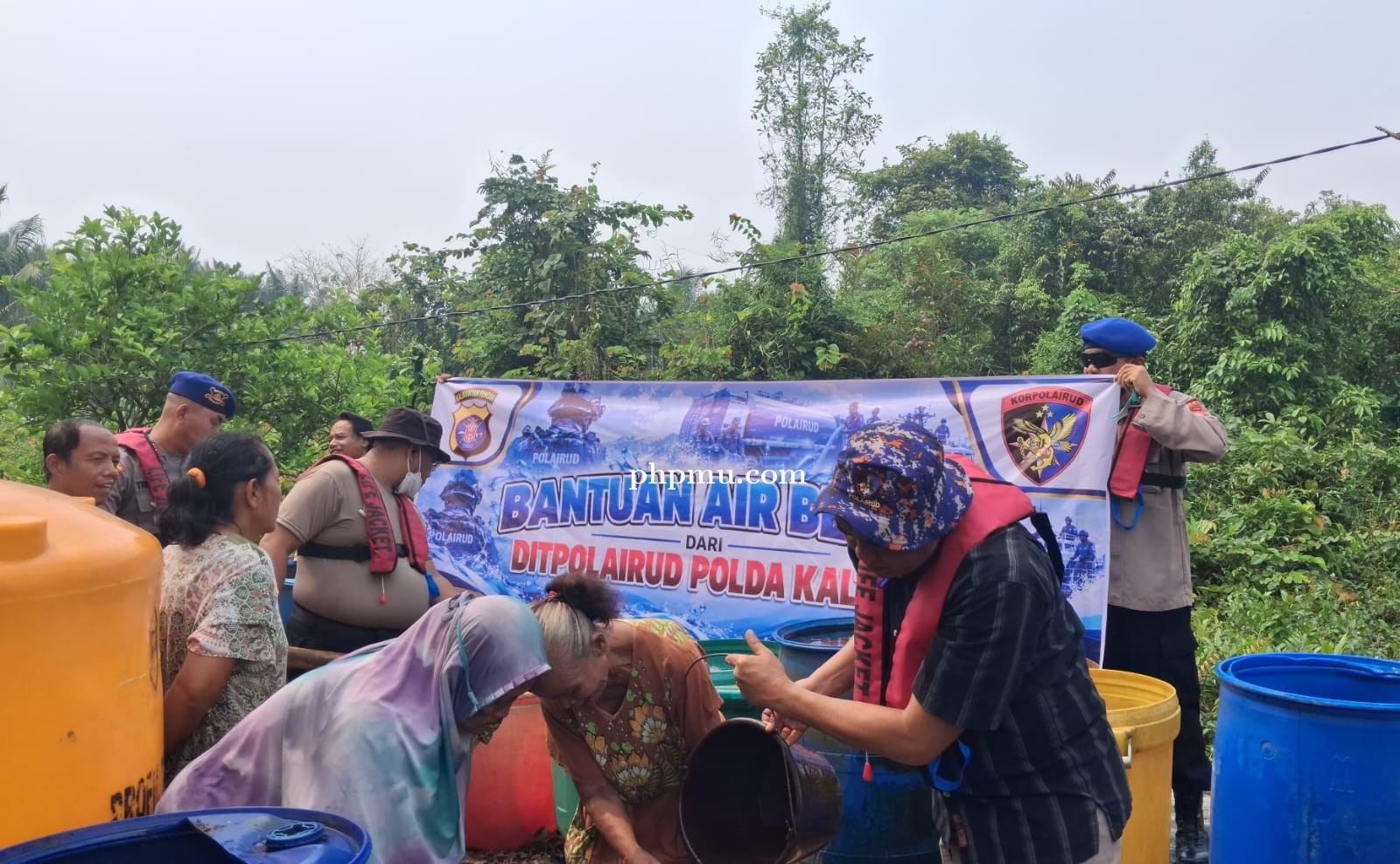 Bersama Personel, Wadirpolairud Polda Kalteng Terjun Langsung Bagikan Air Bersih kepada Masyarakat T