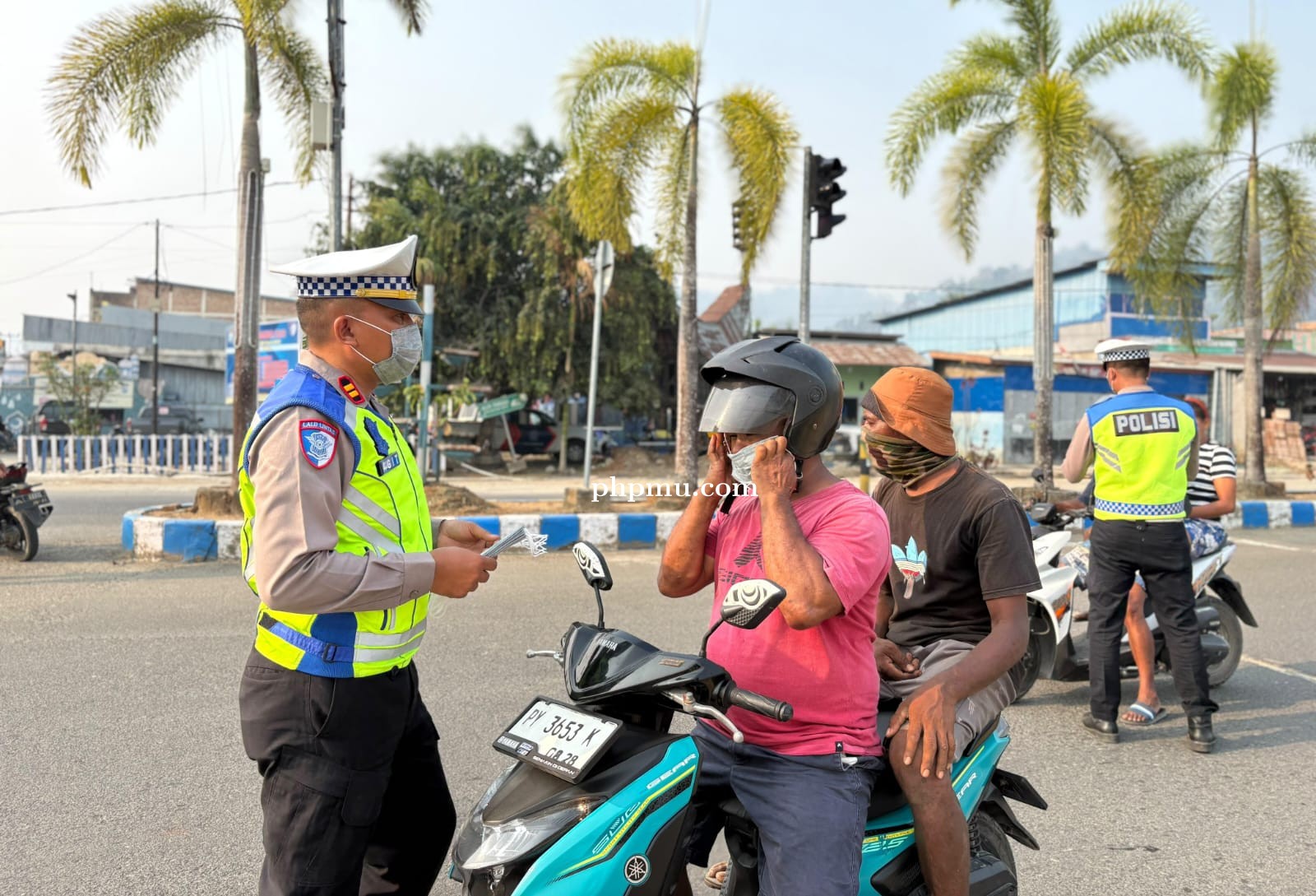 Respons Cepat Kabut Asap Karhutla, Satlantas Polres Raja Ampat Bagi-Bagi Masker Gratis ke Pengendara