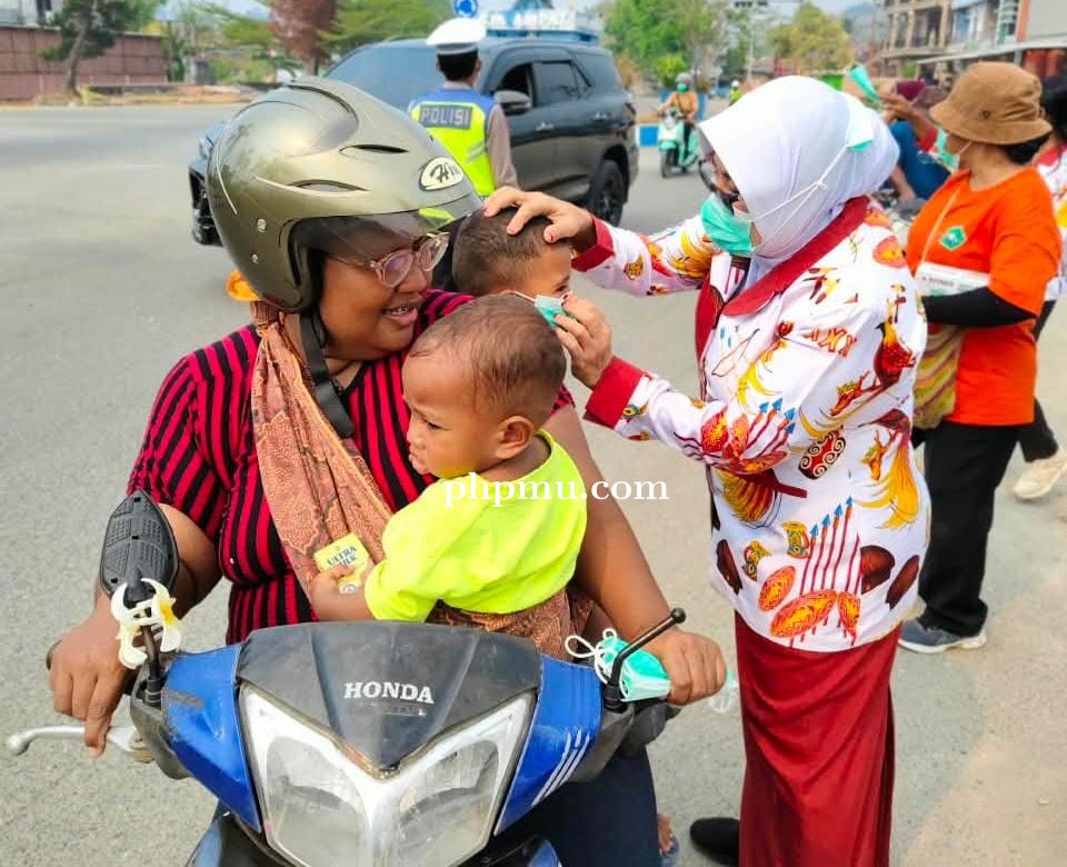 Peduli Kesehatan Warga dari Bahaya Asap Karhutla: GOW Raja Ampat Turun ke Jalan, Bagikan 3.200 Maske