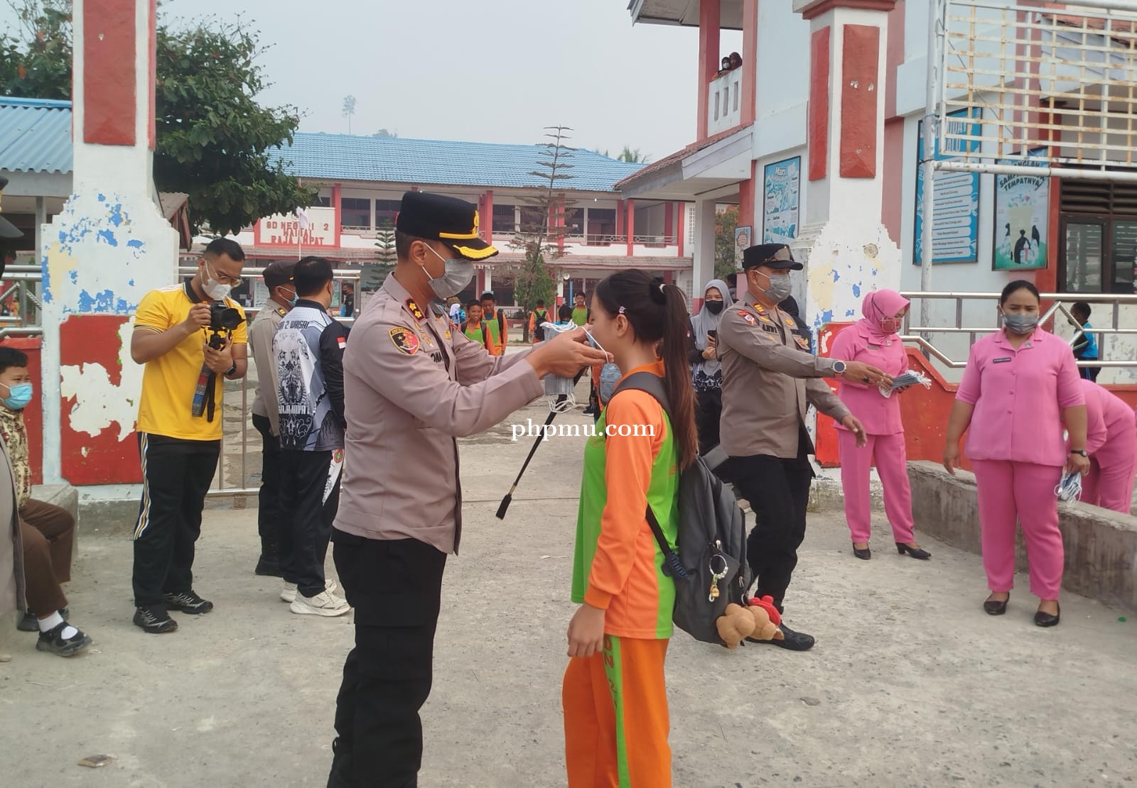 Respons Cepat Atasi Kabut Asap Karhutla, Kapolres Raja Ampat Turun Langsung Bagikan Masker Gratis di