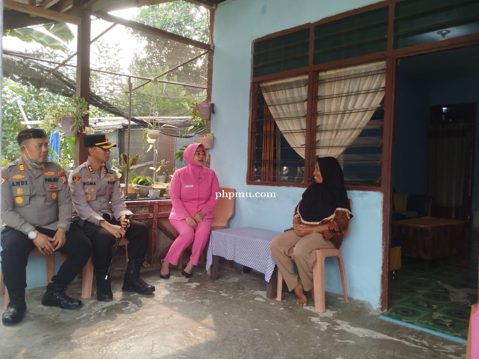 Rajut Silaturahmi, Kapolres Raja Ampat didampingi Ketua Bhayangkari Beri Tali Asih ke Purnawirawan d