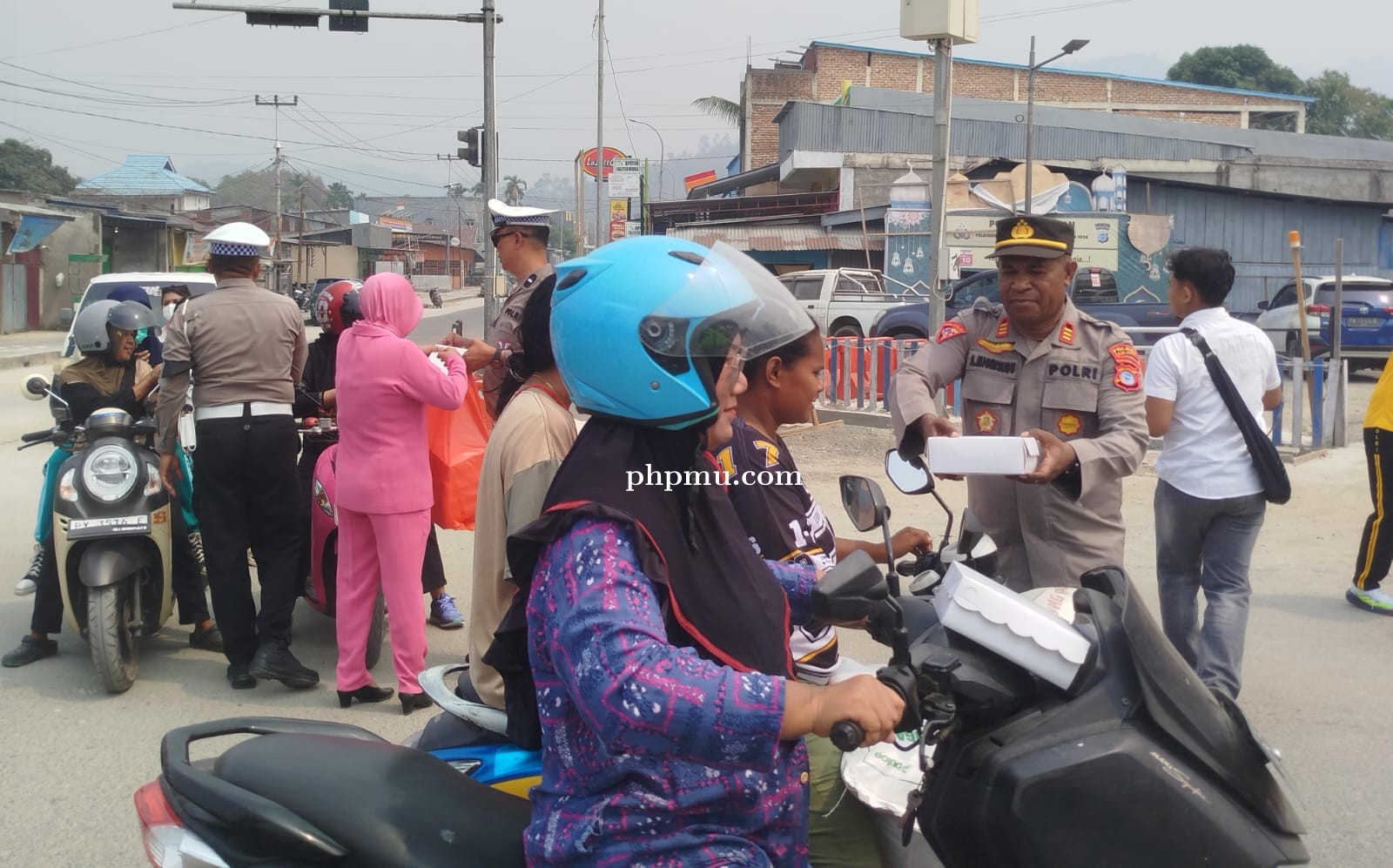 Mendekat Lewat Berbagi, Kapolres Raja Ampat bersama Ketua Bhayangkari Bagikan Ratusan Nasi Kotak di 