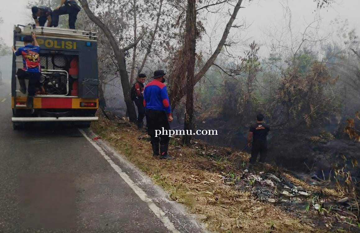 Di Tengah Kepungan Asap, Personel Polda Kalteng Terus Optimalkan Pemadaman Karhutla