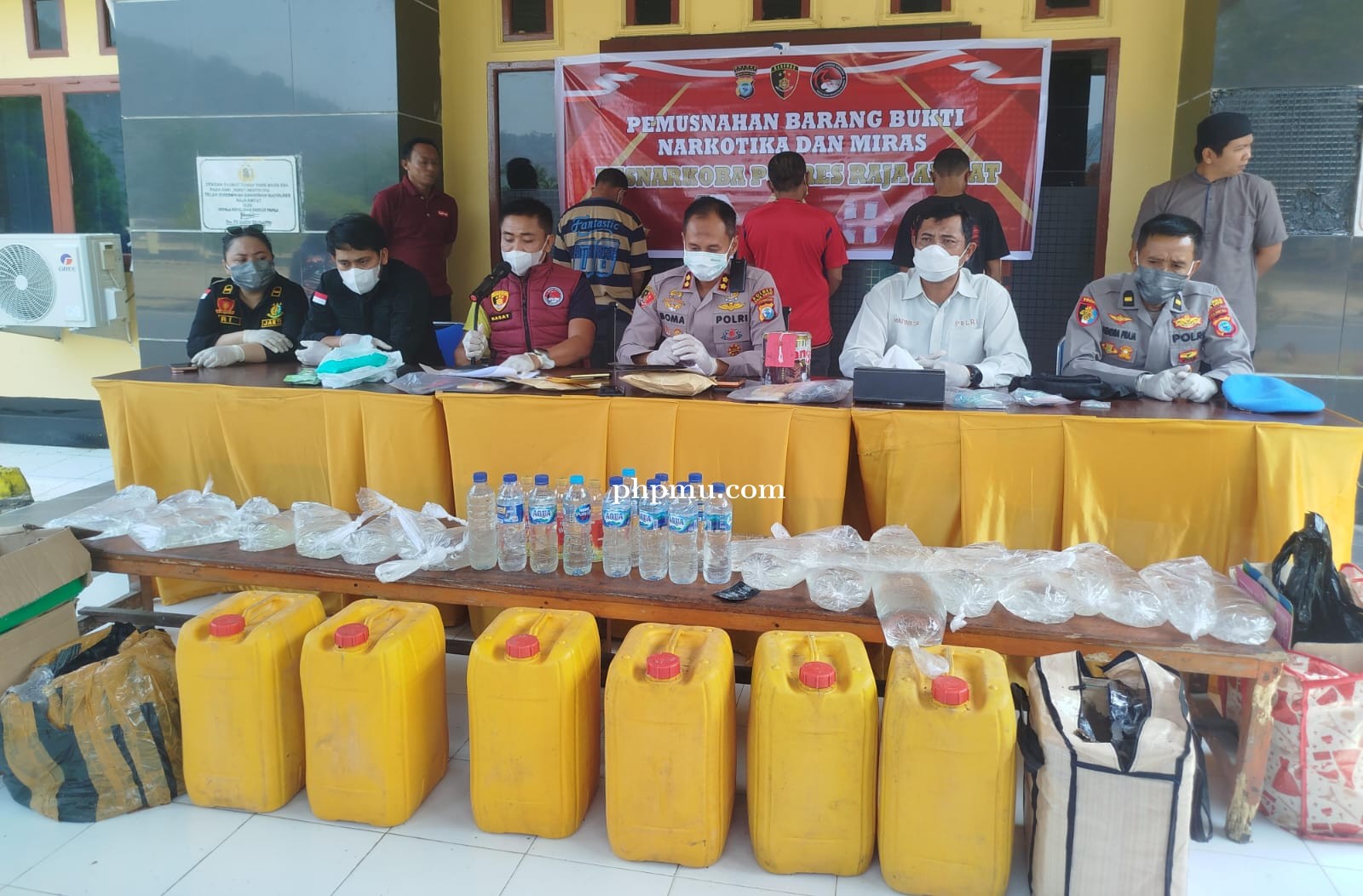 Polres Raja Ampat Musnahkan Ratusan Gram Ganja dan Miras, Selamatkan 500 Generasi Muda
